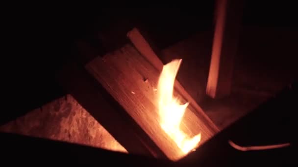 La nuit, dans la rue, dans un barbecue grill un feu — Video