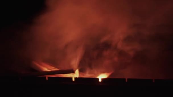 Barbacoa con chimenea, madera humeante, hoguera . — Vídeos de Stock