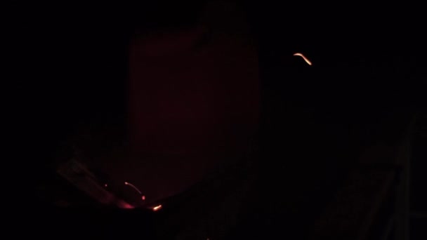 Вентилятор для дме вогонь, розпалює палаючий вогонь вночі — стокове відео
