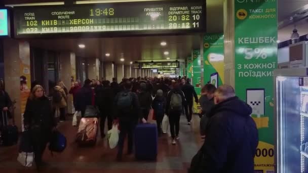 KIEV, UCRAINA - MARZO 09, 2020: folla persone stazione ferroviaria, con cose, borse, bagagli, andare in treno — Video Stock