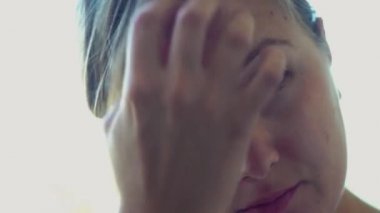 Güzel, lezzetli turtalar, büyük mavi yaban mersinli kekler, meyveler.