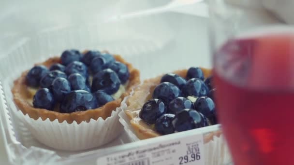 美しく、おいしいペストリータルト、大きなブルーブルーブルーベリーのマフィン、果物 — ストック動画