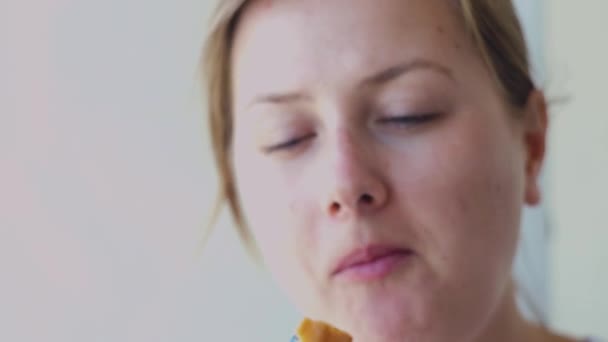 Όμορφο, νεαρό κορίτσι τρώει ένα καλάθι μούρα με βατόμουρα και χαμογελά — Αρχείο Βίντεο