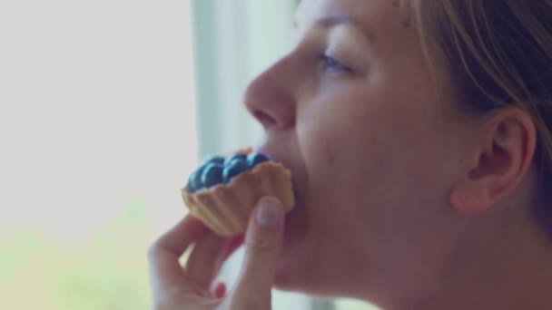 Gyönyörű, ízletes süteményes tartályok, muffinok nagy kék áfonyával, gyümölcsök — Stock videók