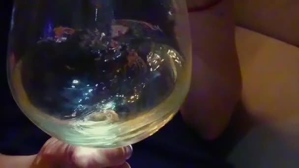 Derramando um copo de vinho branco em câmera lenta a 1000 quadros por segundo — Vídeo de Stock