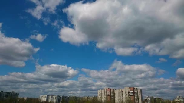 Timelapse Rörliga, stora vita moln mot en blå himmel i den gamla stadsdelen — Stockvideo