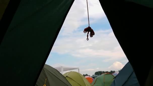 Uitzicht op de tentenstad, blauwe lucht, wolken, in de tent, in het voorjaar, zomer. — Stockvideo