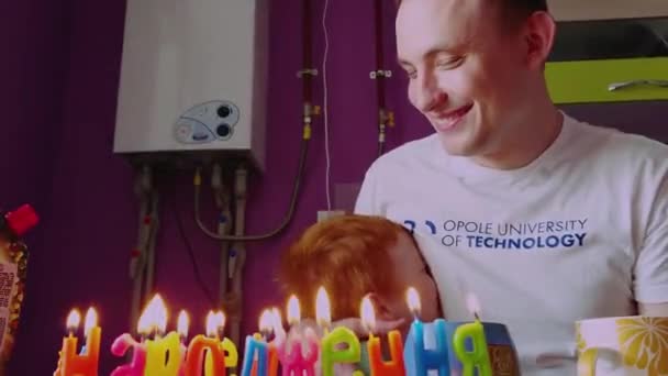 KIEV, UCRANIA - 18 de mayo de 2019 Niño abraza a papá sobre pastel de cumpleaños — Vídeo de stock