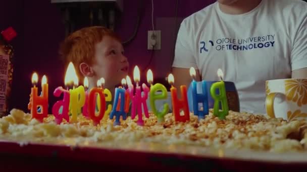 KIEV, UCRANIA - 18 DE MAYO DE 2019 Niño pelirrojo sorprendido, regocija pastel poner cumpleaños — Vídeos de Stock