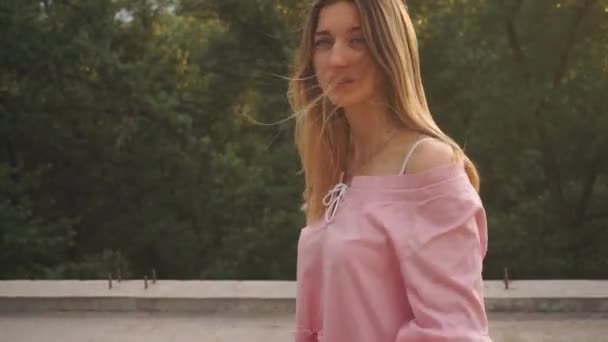 La ragazza vuole andare dall'altra parte, mostrando la direzione con il dito. Alberi sullo sfondo — Video Stock