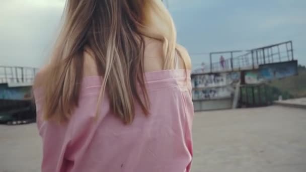 Cute girl on the set, photo session on the unfinished bridge, construction site — Stock Video
