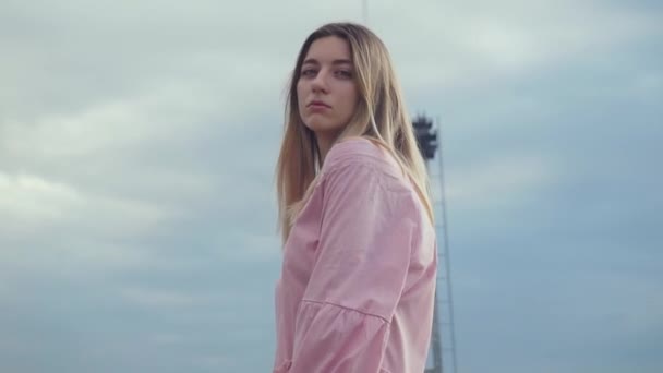 Nettes Mädchen am Set, Fotosession auf der unfertigen Brücke, Baustelle — Stockvideo