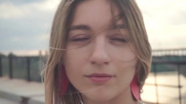 Köprüden trene bakan genç bir kızın yüzüne yakından bakın.