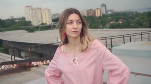 Überprüfen Sie die Kamera im Namen eines jungen, netten Mädchens, Stadt im Hintergrund — Stockvideo