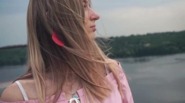 Üzgün, dalgın güzel kız ufku dört gözle bekliyor, panorama