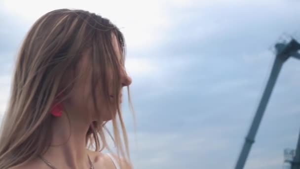 Close-up of the girls face, the camera moves around the blonde. Wind hair — Stock Video