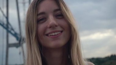 Tatlı bir kızdan gülümsemesi istendi. Model güldü, dişlerini gösterdi. Yüzü yakın çekim