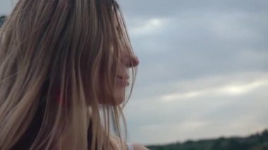 Rüzgar, sevimli ve güzel bir kızın uzun saçlarını geliştiriyor. Yüzü yakın çekim