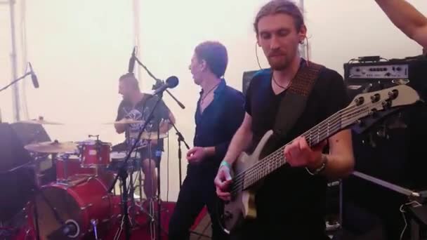TERNOPIL, UKRAINE - 20 JUILLET 2018 : Guitariste, bassiste, batteur rock concert play song — Video