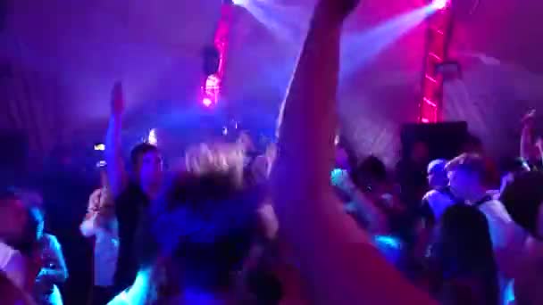 Тернополь, Украина - 20 июля 2018 года: люди прыгают, танцуют в евфории в ночном клубе — стоковое видео