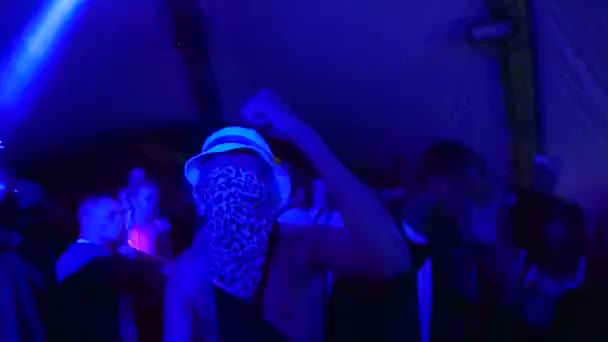 TERNOPIL, UKRAINE - JULI 20, 2018: man in bandana door zijn gezicht, panama nachtclub — Stockvideo