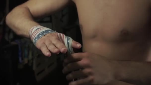 Boxer met naakte romp wikkelt verband met Amerikaanse vlag zijn rechterhand schemering — Stockvideo