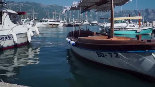 Filmati aerei di barche e yacht nel porto di Budva. Montenegro — Video Stock