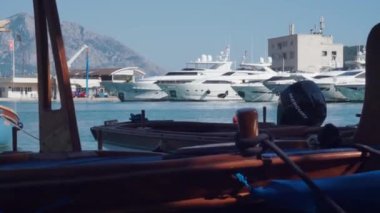 Budva Limanı 'ndaki tekne ve yatların hava görüntüleri. Karadağ