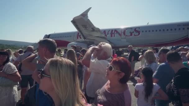 BUDVA, MONTENEGRO - AUGUST 22, 2019: Mensen wachten in de buurt van vliegtuig, in de zomer in hitte — Stockvideo