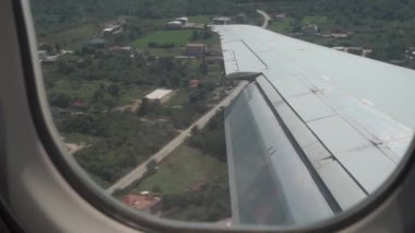 Kanat çırpan bir uçak irtifayı ve uçuş hızını düşürür.