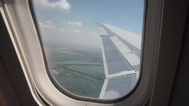 Göletler, göller, bataklıklar üzerinde havada uçan uçak. Pencere penceresinden bak — Stok video