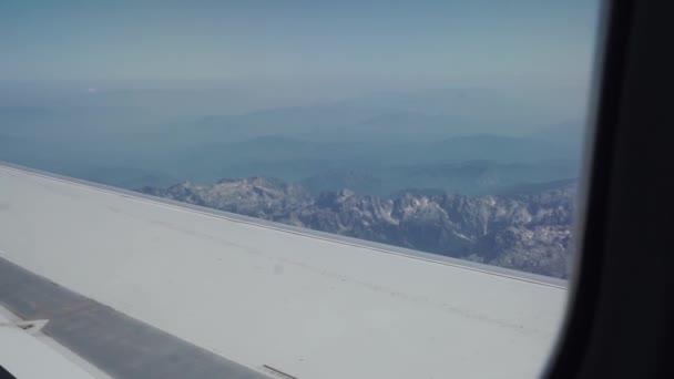 Avión ala vuela sobre el relieve rocoso, montañas negras de Montenegro — Vídeo de stock
