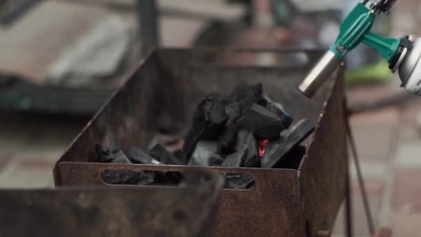 L'uomo accende il barbecue con un bruciatore a gas — Video Stock