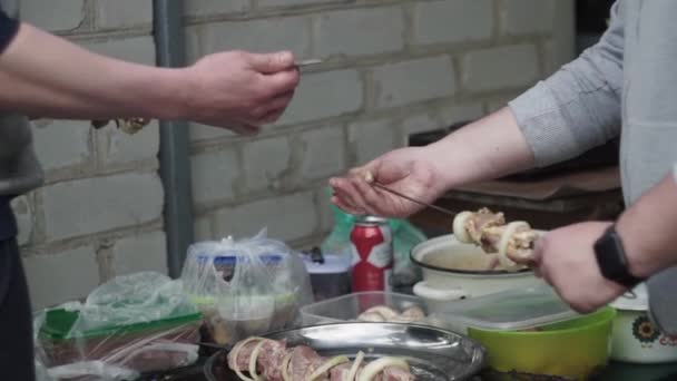 Mužské ruce navlékají maso na špejle z květináčů a štiky v zemi — Stock video