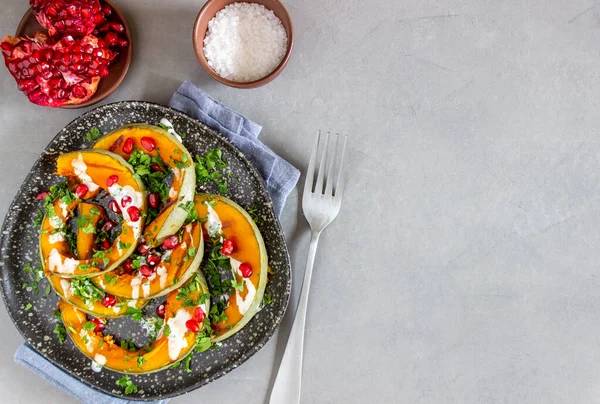 Calabaza a la parrilla con granada y salsa blanca. Alimentación saludable . — Foto de Stock