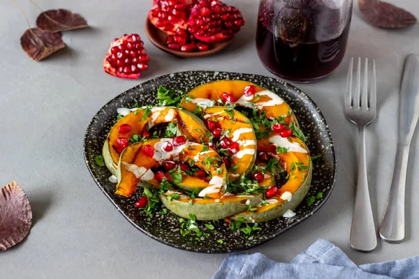 Nar ve beyaz soslu ızgara balkabağı. Sağlıklı beslenme.