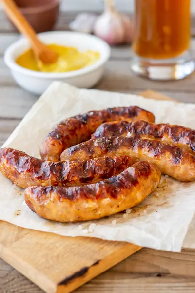 Salsichas grelhadas com mostarda e cerveja. Cozinha alemã . — Fotografia de Stock