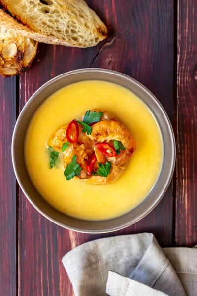 Сирний крем-суп з грильними креветками на дерев'яному фоні . — стокове фото