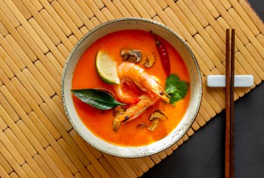 Tom lezzetli çorba. Tayland mutfağı. Sağlıklı beslenme. Tarifler.