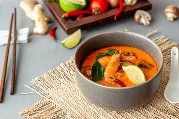 Mňam Tom polévka. Thajská kuchyně. Zdravé jídlo. Recepty. — Stock fotografie