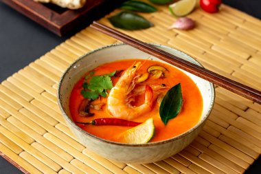 Tom lezzetli çorba. Tayland mutfağı. Sağlıklı beslenme. Tarifler.