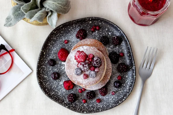 Pfannkuchen mit Brombeeren, Himbeeren und roten Johannisbeeren. Amerikanische Küche. — Stockfoto