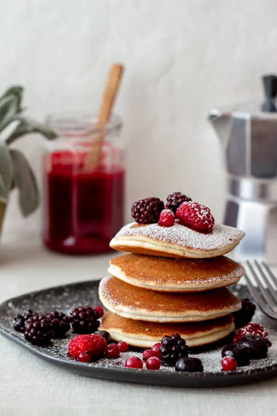 Böğürtlenli krep, ahududu ve kırmızı frenk üzümü. Amerikan mutfağı..