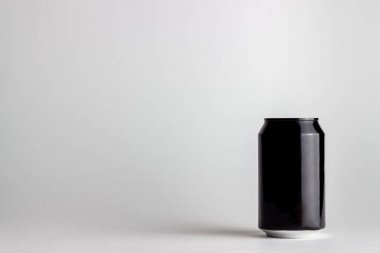 Beyaz arka planda siyah alüminyum kutu. Model.