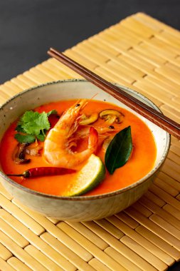 Tom lezzetli çorba. Tayland mutfağı. Sağlıklı beslenme. Tarifler.