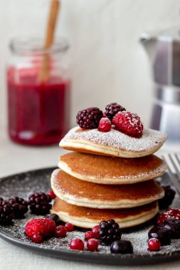 Böğürtlenli krep, ahududu ve kırmızı frenk üzümü. Amerikan mutfağı..