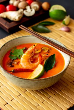 Tom lezzetli çorba. Tayland mutfağı. Sağlıklı beslenme. Tarifler.