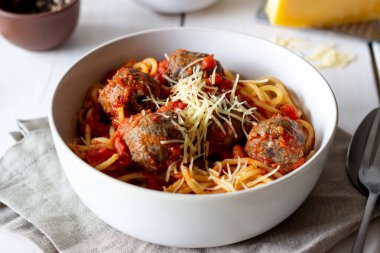 Köfteli makarna ve ahşap arka planda domates sosu..