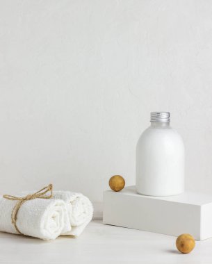 Beyaz arka planda kozmetik ürünleri ve havlular. Tasarım. Asgari konsept.