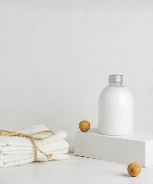 Beyaz arka planda kozmetik ürünleri ve havlular. Tasarım. Asgari konsept.